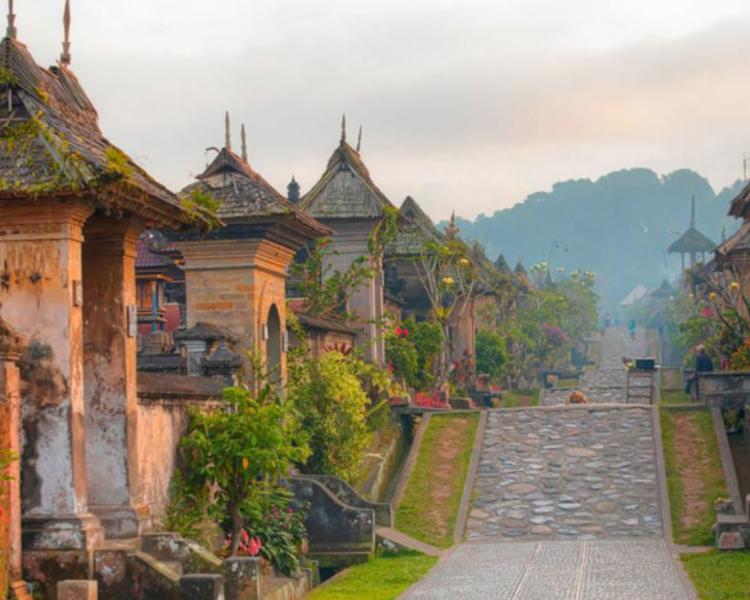 Pagar Rumah Batu Bata Tradisional Bali Yang Selaras Dengan Alam